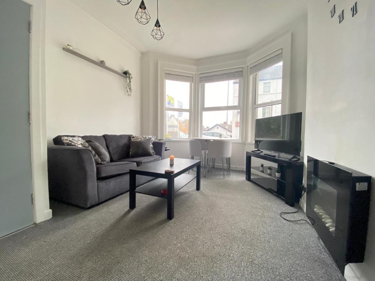 Cheap & Cheerful Apartment Near Bangor Marina エクステリア 写真